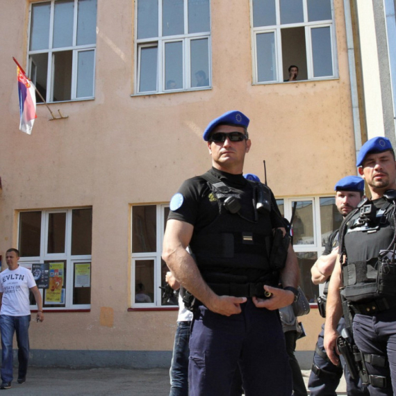 Tzv. Kosovska policija privela najmanje 2 osobe; Kurti provocira u severnom delu Kosovske Mitrovice VIDEO