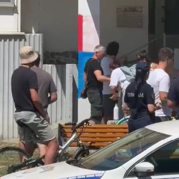Sramno: Blokaderi ponovo uništavaju srpsku zastavu na Limanu VIDEO