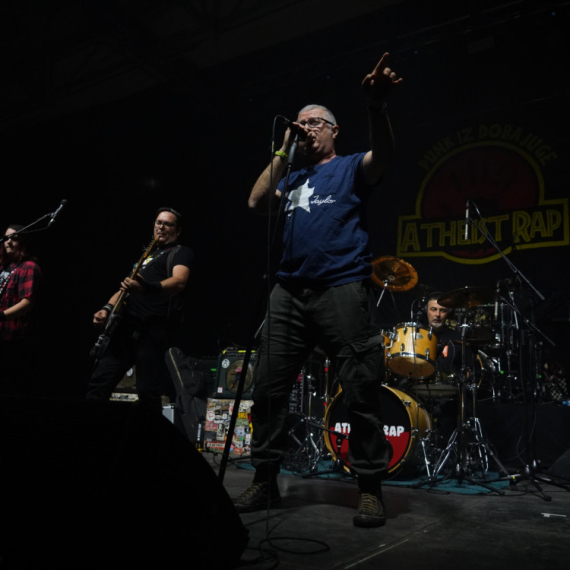 Bend Atheist Rap prekinuo nastup zbog nacističkih simbola u publici FOTO