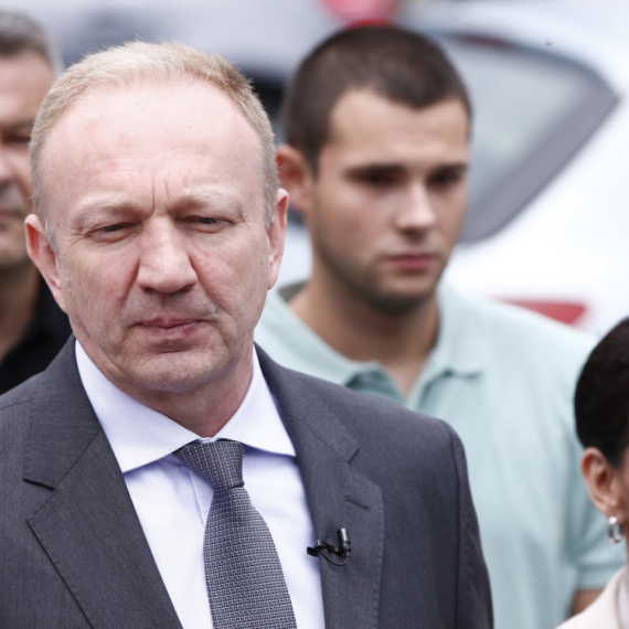 Ponoš brani Đilasa, ljudi im se podsmevaju; "Kao babe ispred zgrade što sve snimaju i znaju"