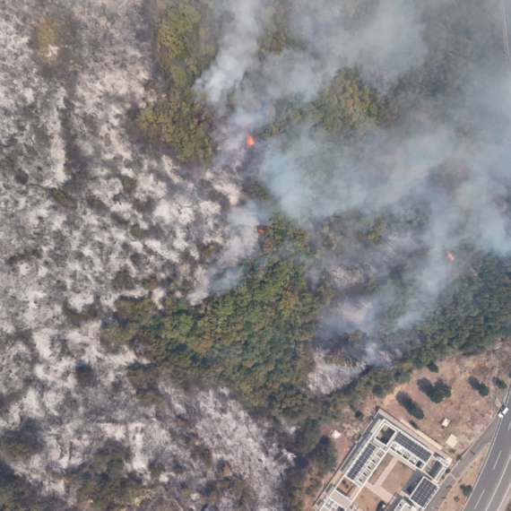 Alarmantno je! Požari na primorju: Vatrogasac povređen u eksploziji; Porodice hitno evakuisane FOTO/VIDEO