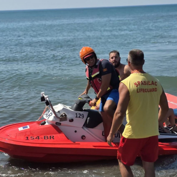 Spasilačka akcija: Vetar nosio Srbe na otvoreno more, spasioci ih izvukli iz opasnosti