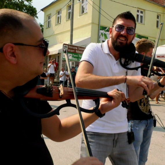Sitno se odbrojava do Sabora violinista podno Suvobora: Jedno srpsko selo sada će nakon Guče biti najveselije