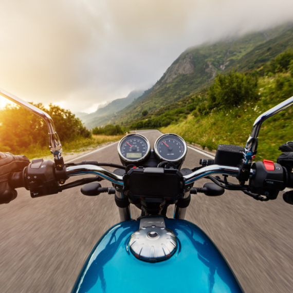 Zašto se trese upravljač na motociklu kada se puste ruke?