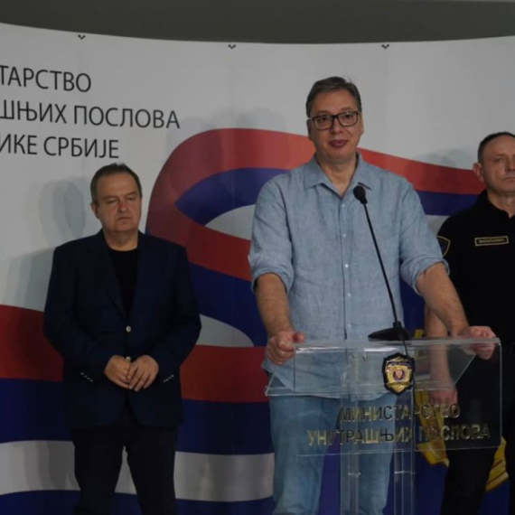 Vučić: Bili su životno ugroženi oni koji su čuvali svoju kuću; Više od 60 povređenih u NS-u, plivaju u krvi