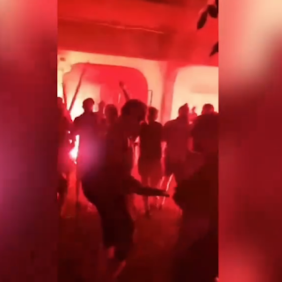 VIDEO Snimci užasa: Blokaderi žele da izazovu građanski rat u Srbiji; Zapalili i lomili prostorije SNS