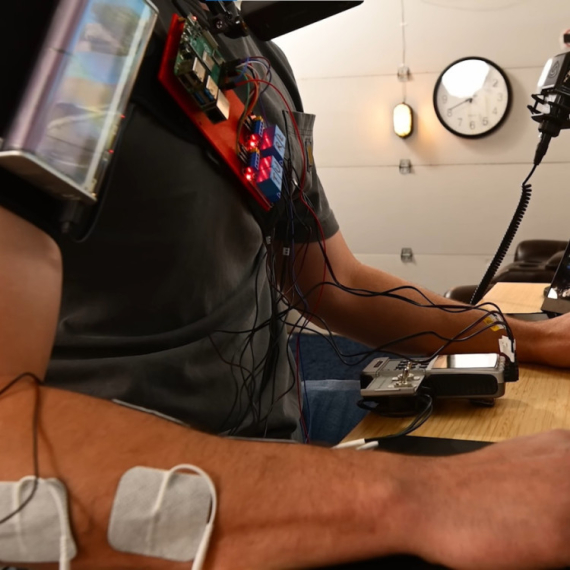 YouTuber napravio neobičan aimbot koji kontroliše mišiće pravim elektrošokovima