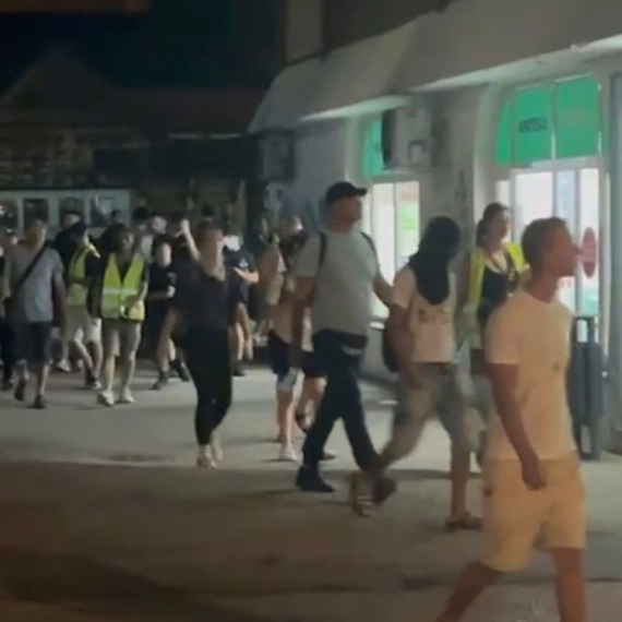 200 maskiranih krenulo prema prostorijama SNS u Novom Sadu VIDEO