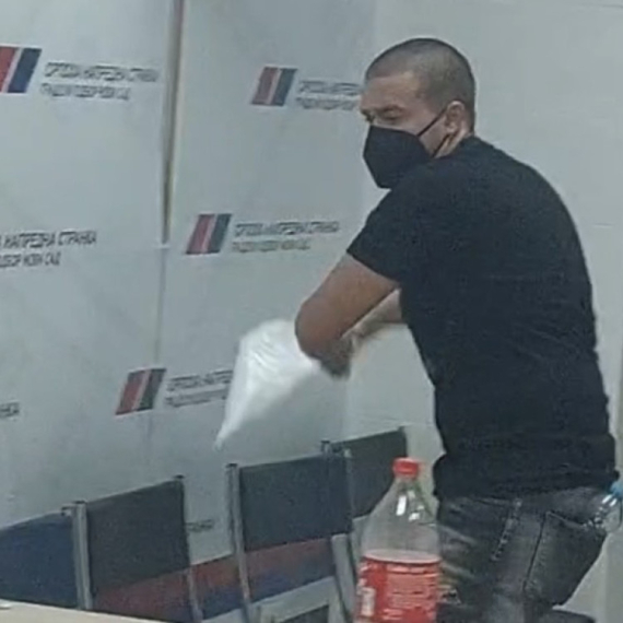 Maskirani blokaderi napali prostorije SNS u Novom Sadu: Razbijena stakla, iznesen nameštaj VIDEO