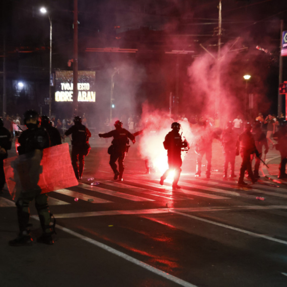 Dačić: Brutalno i masovno napadnuta policija; Došlo je do demoliranja i paljenja prostorija SNS VIDEO