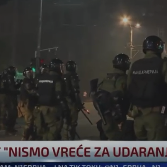 Blokaderska N1 potvrdila: Blokaderi bacaju na policajce pirotehniku i hemijska sredstva, oni mirno stoje VIDEO