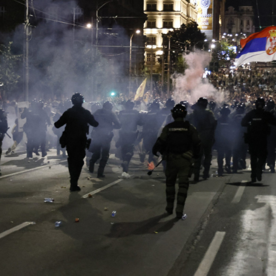 Dačić: Došli su s namerom da povrede policajce; 38 lica uhapšeno VIDEO