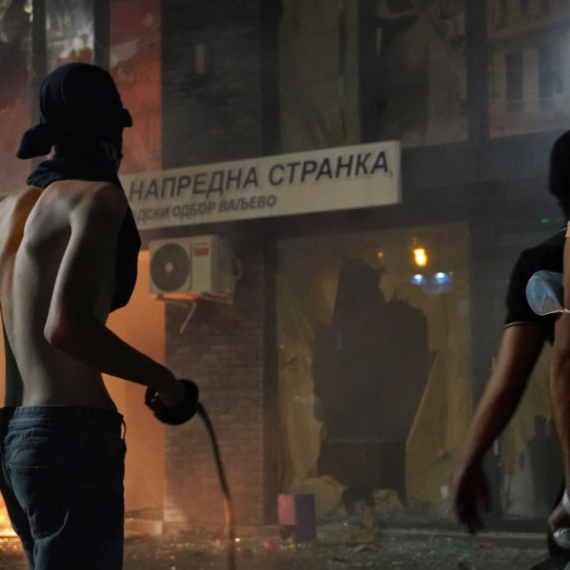 Jeziv teror: Demolirana zgrada Tužilaštva; Policiju napali pirotehnikom; Odzvanjali topovski udari FOTO/VIDEO