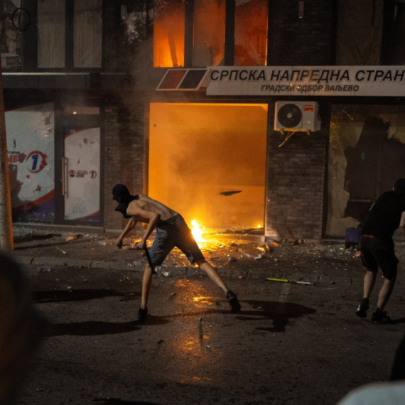 Dokle više sa nasiljem? Blokader polomio izlog na prostorijama SNS-a u Šapcu