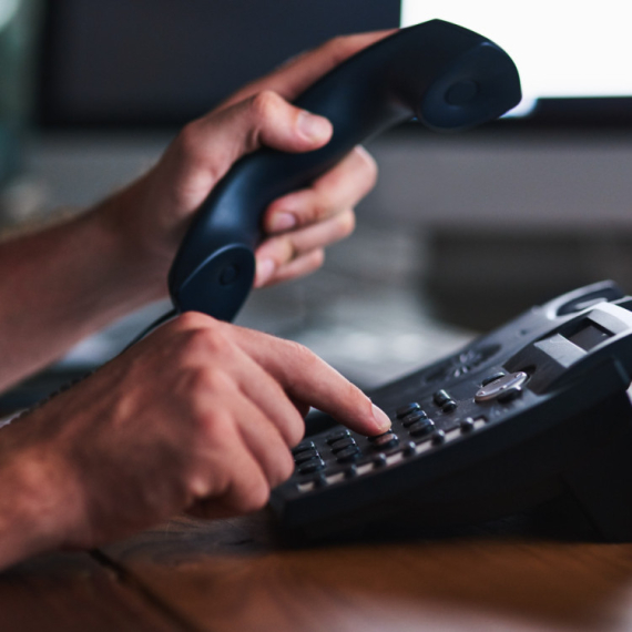 Smanjen broj korisnika mobilnih i fiksnih telefona, povećan SMS saobraćaj