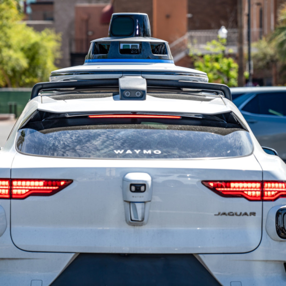 Nevolje u raju: Tri robotaksija potpuno blokirala ulicu VIDEO