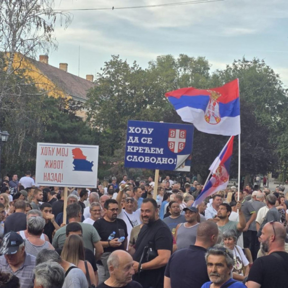 Građani se okupili u Kikindi: Žele miran život bez blokada; "Hoću da se krećem slobodno" FOTO