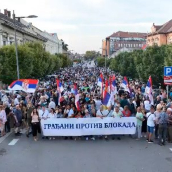 Neverovatan broj okupljenih u Zrenjaninu; Video govori više od 1.000 reči; Građani ustali protiv blokada VIDEO