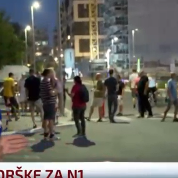 50 naručenih blokadera ispred N1; Reporter molio za aplauz VIDEO