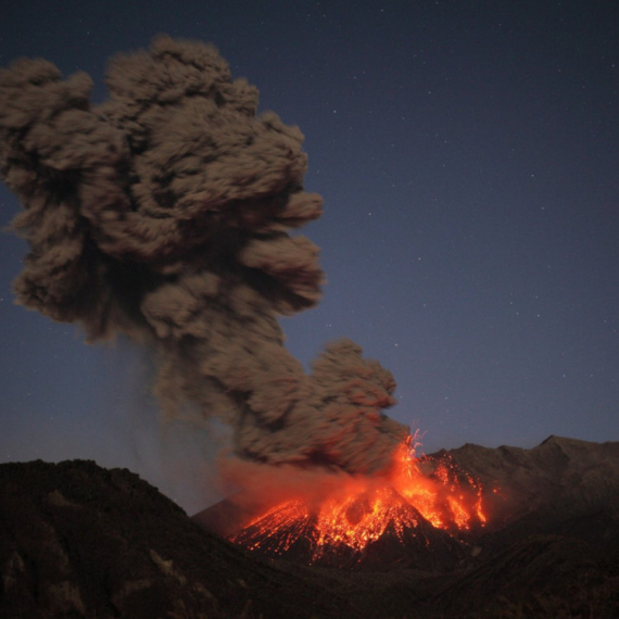 Vulkan se "probudio": Kuljaju lava i pepeo, čule se eksplozije FOTO/VIDEO