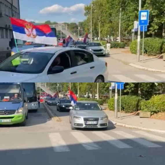 Građani protiv blokada: Narod iz Kraljeva krenuo u Rašku na skup, vijore se srpske zastave VIDEO