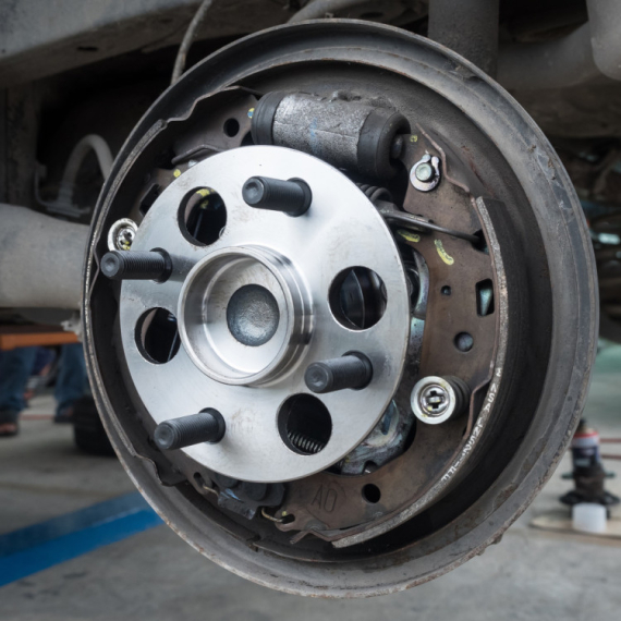 Zašto neki novi automobili i dalje imaju doboš kočnice pozadi?