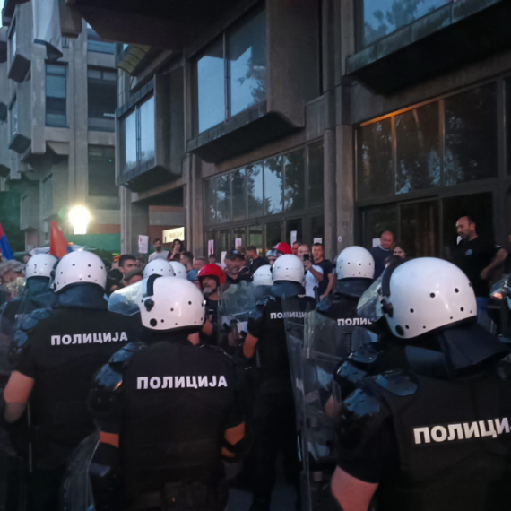 Blokaderi napali policiju u Novom Sadu; Dačić: Sprečavali su Interventnu u vršenju službene dužnosti