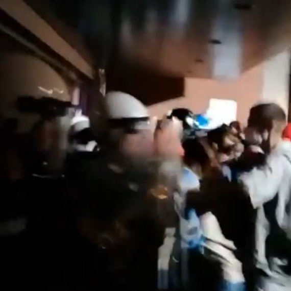 Ovako je počeo napad blokadera na policiju u Novom Sadu; Pretili i deci VIDEO