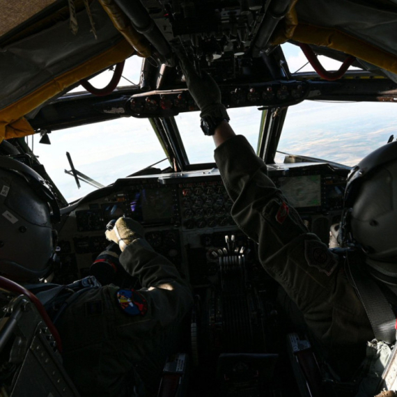 Drama na nebu: Američki bombarder se nadvio nad putničkim avionom FOTO