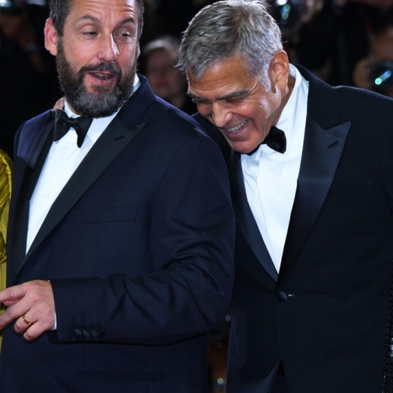 Desetominutne ovacije u Veneciji za film sa Klunijem: On se poklonio pa poljubio suprugu VIDEO