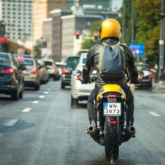 Menjaju Zakon o saobraćaju: Motori mogu i zaustavnom trakom!