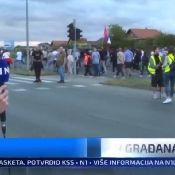 N1 priznao: U Novom Sadu nekoliko hiljada građana protiv blokada; Prolaze već 10 minuta, mnogo ih je VIDEO