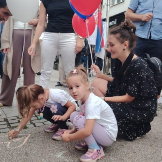 Dečija graja i poruke ljubavi protiv nasilja; Deca u Loznici dočekuju goste crtežima ljubavi FOTO/VIDEO