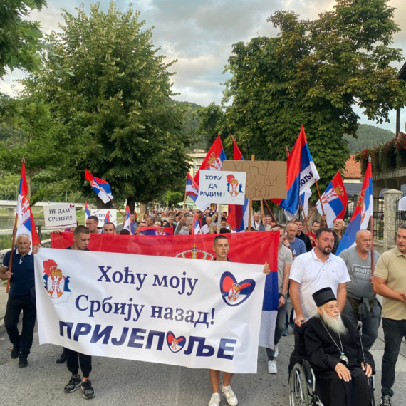 Vladika Filaret na čelu kolone u Prijepolju – poruka je jasna: Traži se mir FOTO