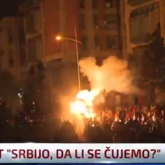 Počeo haos: Blokaderi u crnom krenuli sa paljenjem Novog Sada VIDEO