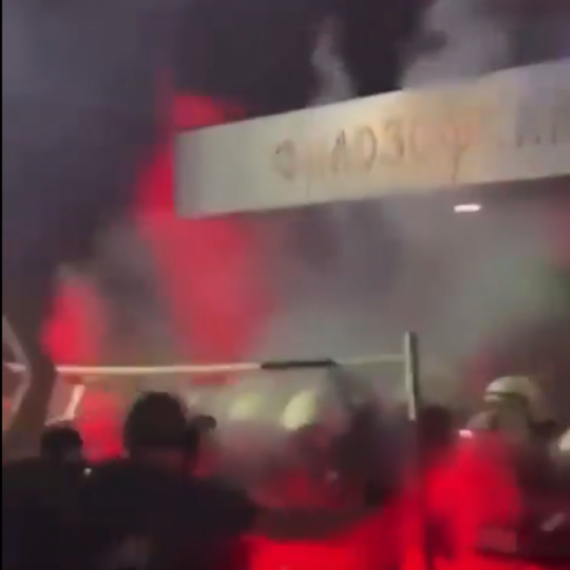 Pogledajte momenat kada su blokaderi napali policiju u Novom Sadu VIDEO