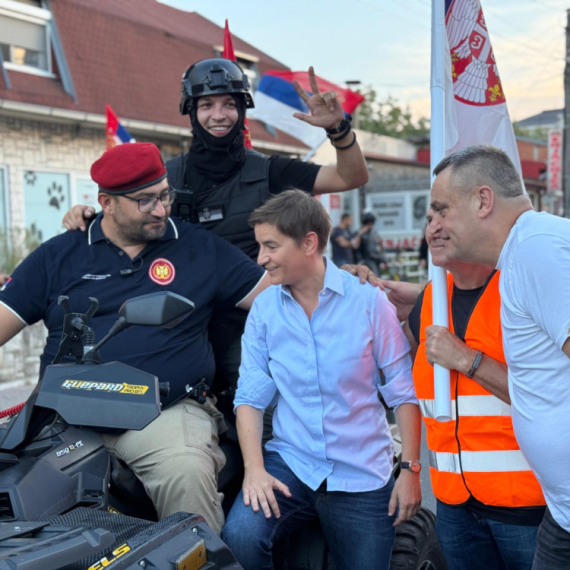 Brnabić se pridružila okupljenim građanima u Borči: Dočekana sa oduševljenjem VIDEO