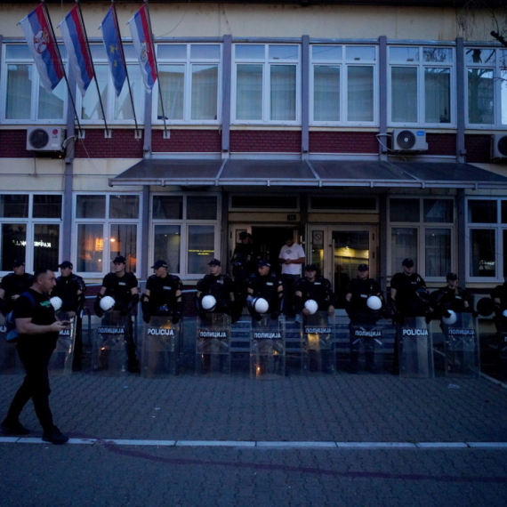 MUP: Policajac zadobio potres mozga; Blokaderi u Kosjeriću onemogućavali šetnju mirnim građanima