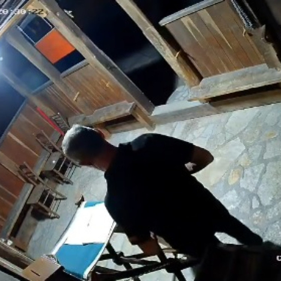 Drže predavanja o moralu, a pljačkaju crkve: Blokader snimljen dok je krao dobrovoljni prilog VIDEO