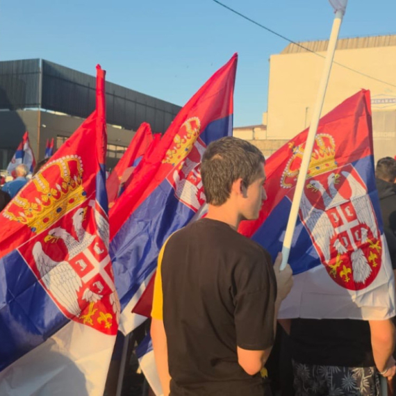 Voždovac na nogama; Vijore se srpske zastave, građanima je dosta blokada! FOTO/VIDEO