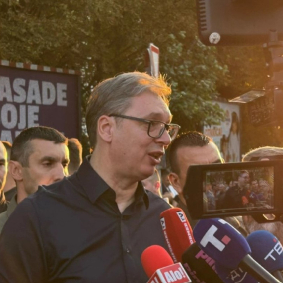 Na Voždovcu više od 20.000 ljudi; Vučić: Zar niste ponosni na ove ljude, ovolika kolona bez ijednog incidenta