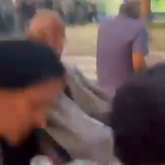 Blokaderi u Kosjeriću gađali ženu kamenom u glavu VIDEO