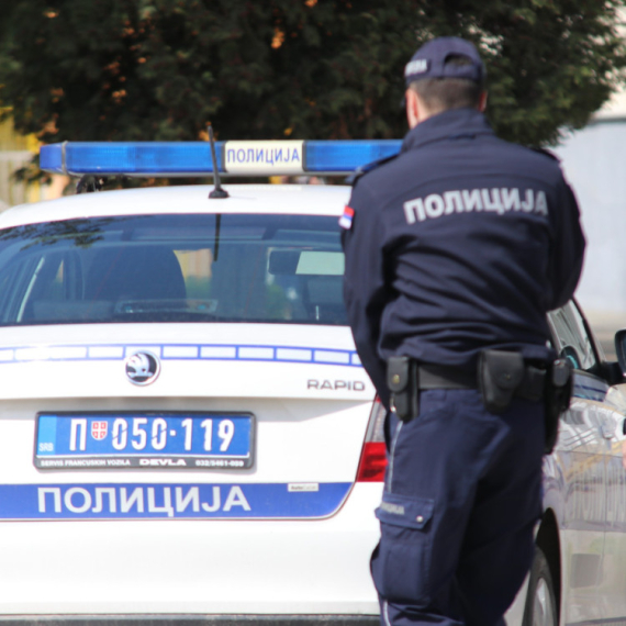 Devojka tvrdi da ju je policajac povredio; MUP: Tog dana nije ni bila u prostorijama PU za grad Beograd
