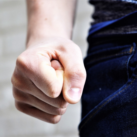 Vršnjačko nasilje u Metkoviću; Drogirani maloletnik pretukao vršnjake – jednog teško povredio