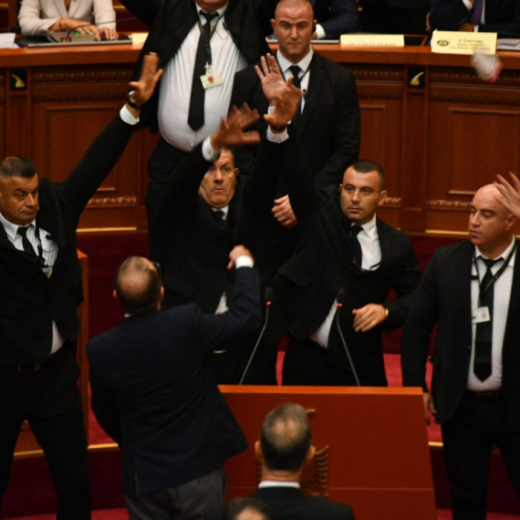 U Albaniji bot ministarka održala govor, deo poslanika joj zviždao