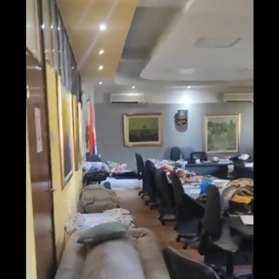 Objavljeni snimci uništavanja Rektorata u Kragujevcu; Blokaderi iza sebe ostavili užas VIDEO