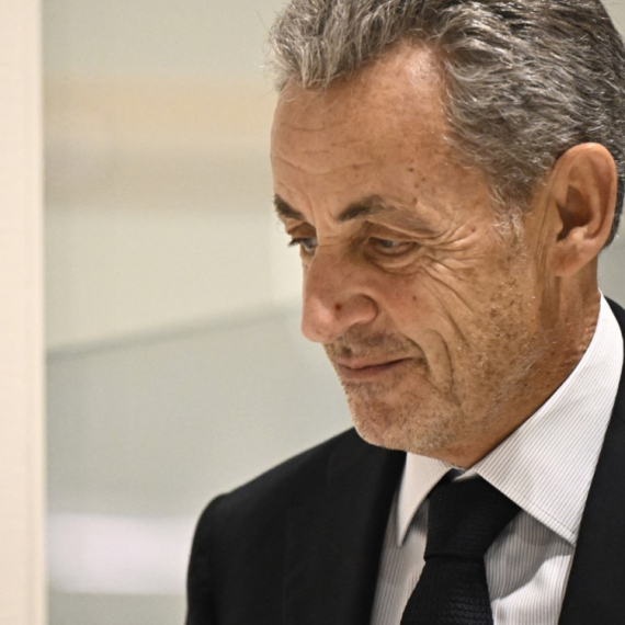 Sarkoziju odzvonilo: Biće u samici, a ove tri stvari imaće sa sobom FOTO
