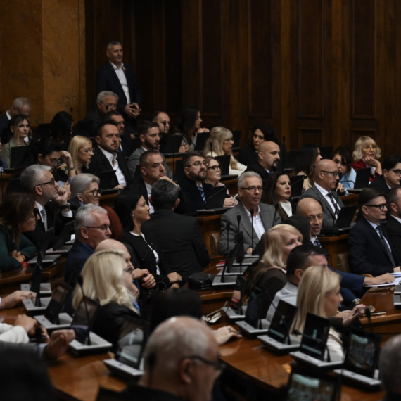 Poslanici nastavili rad: Na dnevnom redu osam tačaka; Mirković se obratio tužilaštvu; Vodi se oštra rasprava