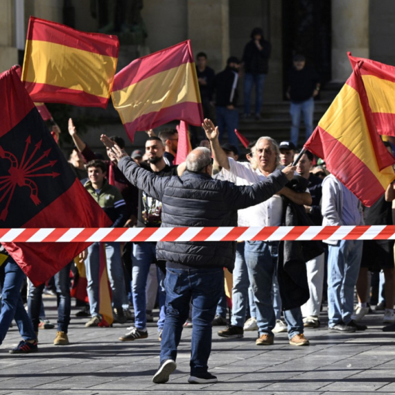 Primitivno skandiranje osvaja Evropu: "Ko ne skače, taj je neprijatelj"