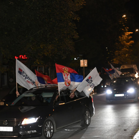 Vijore se srpske trobojke: Srbi u Kosovskoj Mitrovici slave veličanstvenu pobedu Srpske liste FOTO/VIDEO